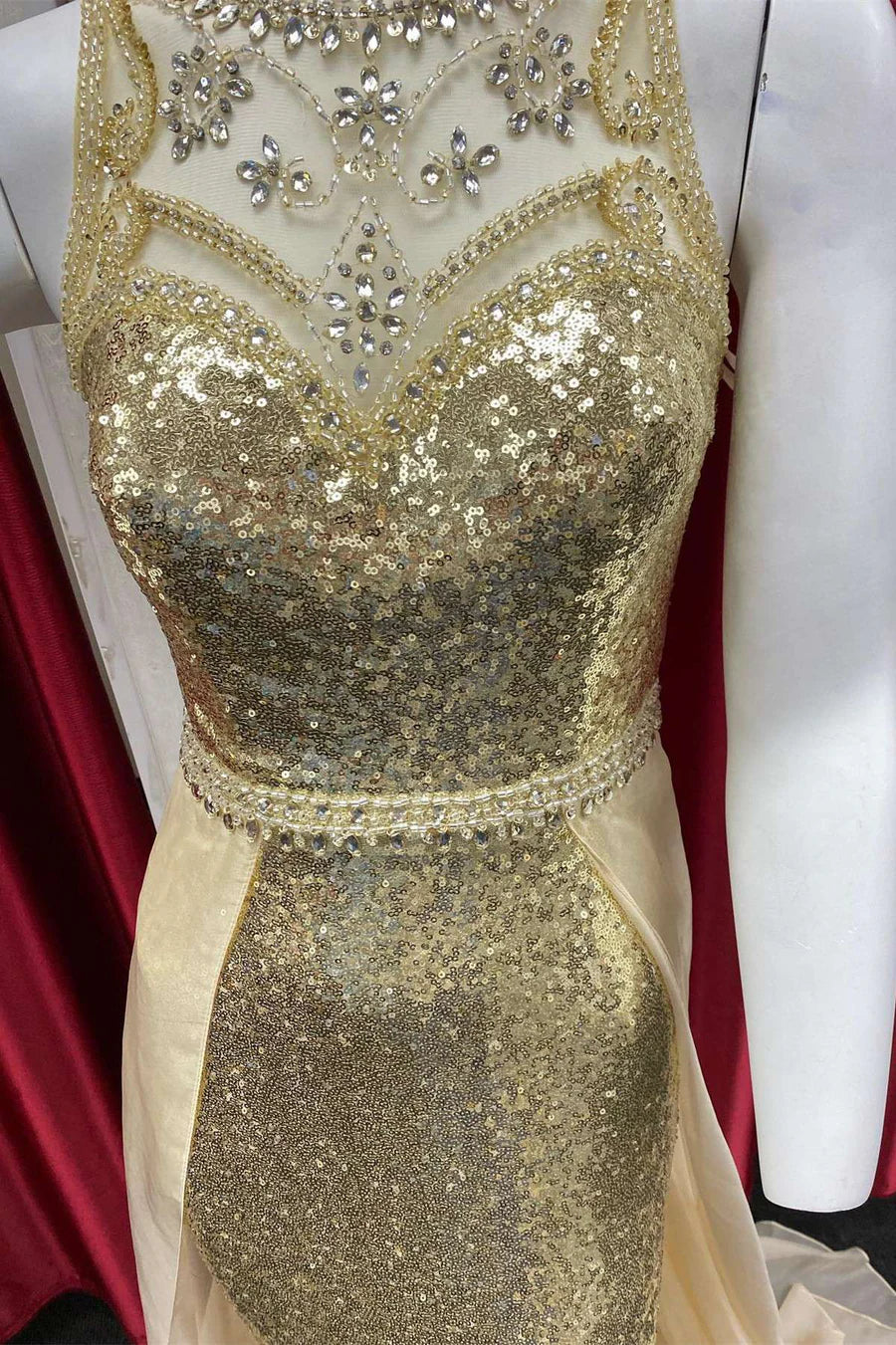 Vestido de fiesta con lentejuelas y cuentas con cola incorporada